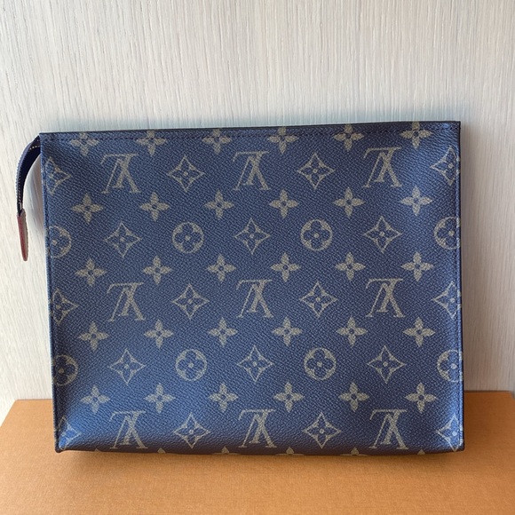 LOUIS VUITTON Toiletry Pouch 26 - Monogram Leather - Picture 2 of 7